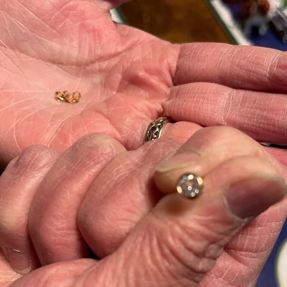 Elegant 14k Gold earrings. - Picture 2 of 4